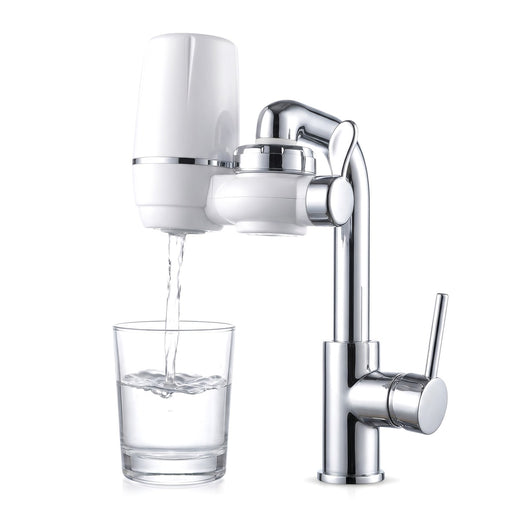 Filtro acqua montato su rubinetto da cucina