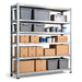 Scaffale metallico con scatole e attrezzi