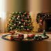 Trenino di Natale con binari sotto l'albero e il caminetto